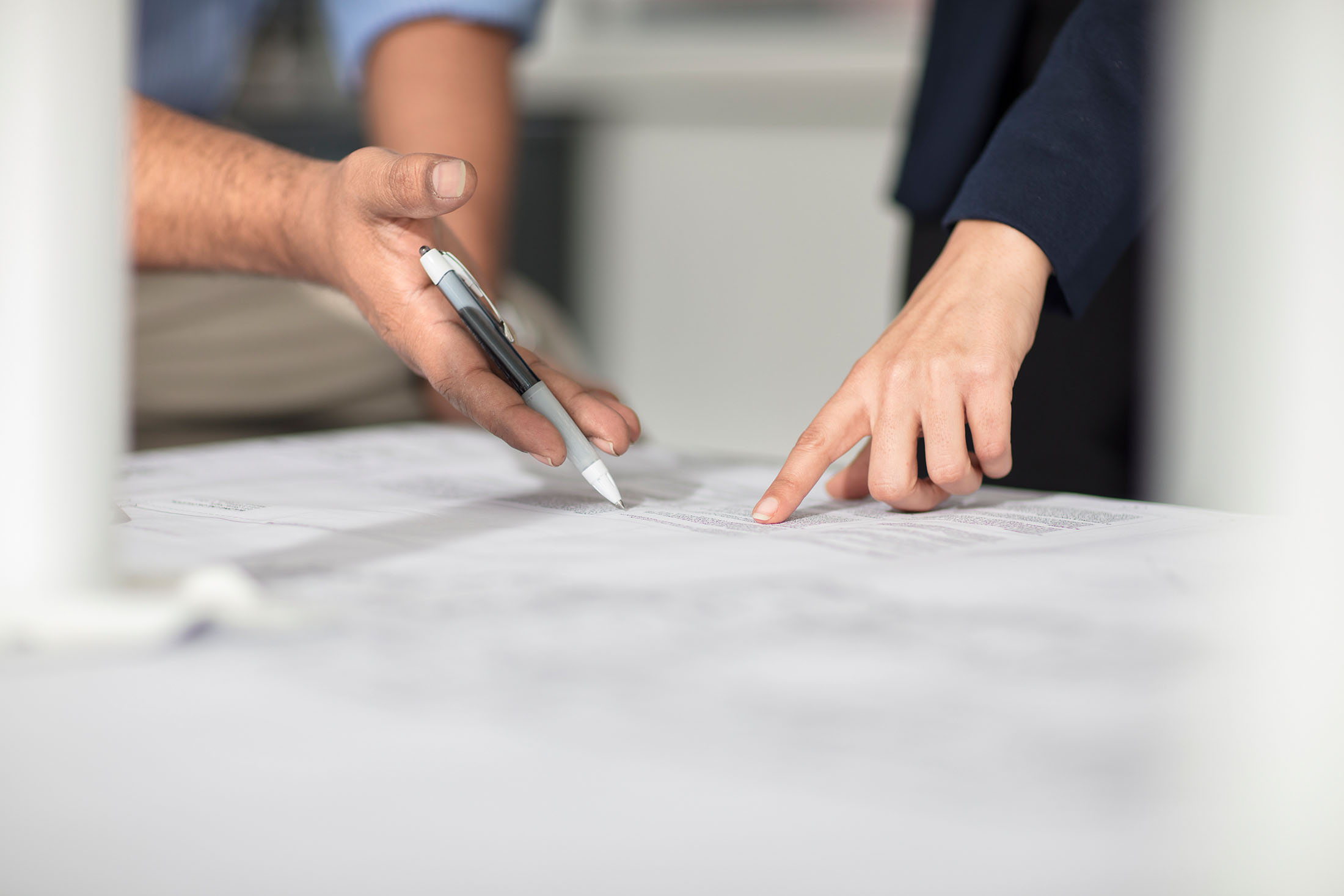 Zusammenkommen von Arbeitskollegen im Büro für Teambesprechung