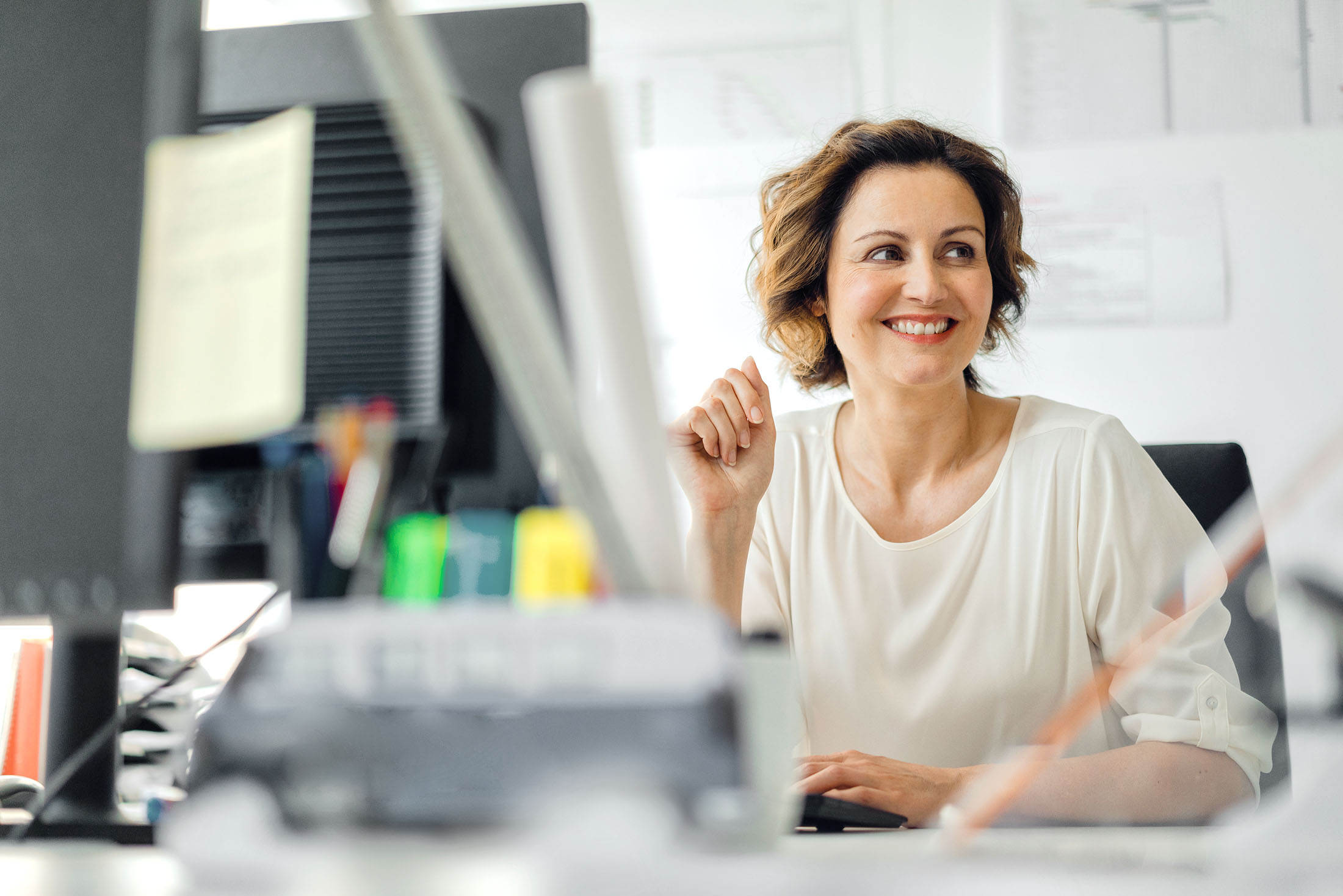 Geschäftsfrau arbeitet im Büro an ihrem Schreibtisch