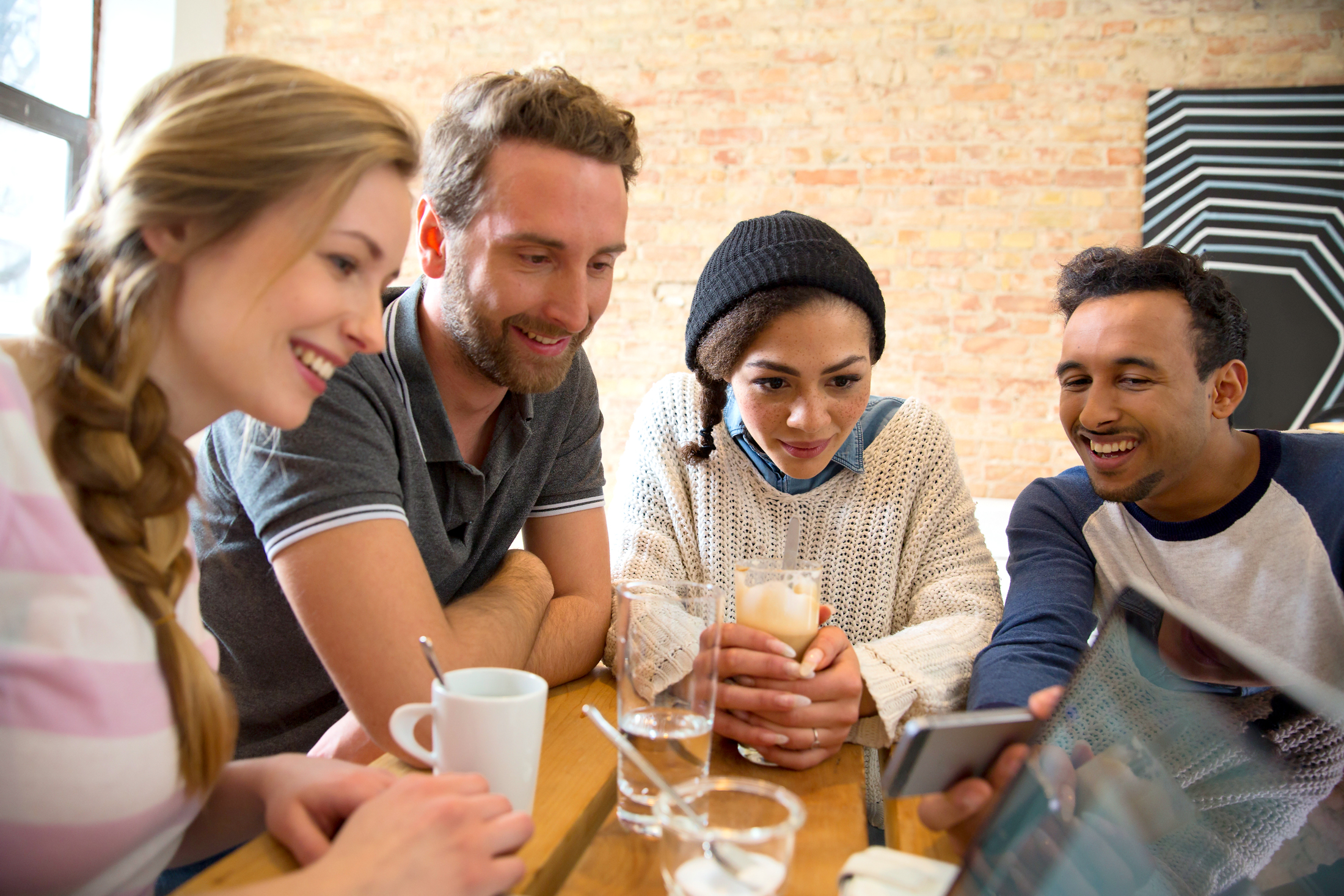 Gruppe von jungen Menschen mit Laptop und Handy