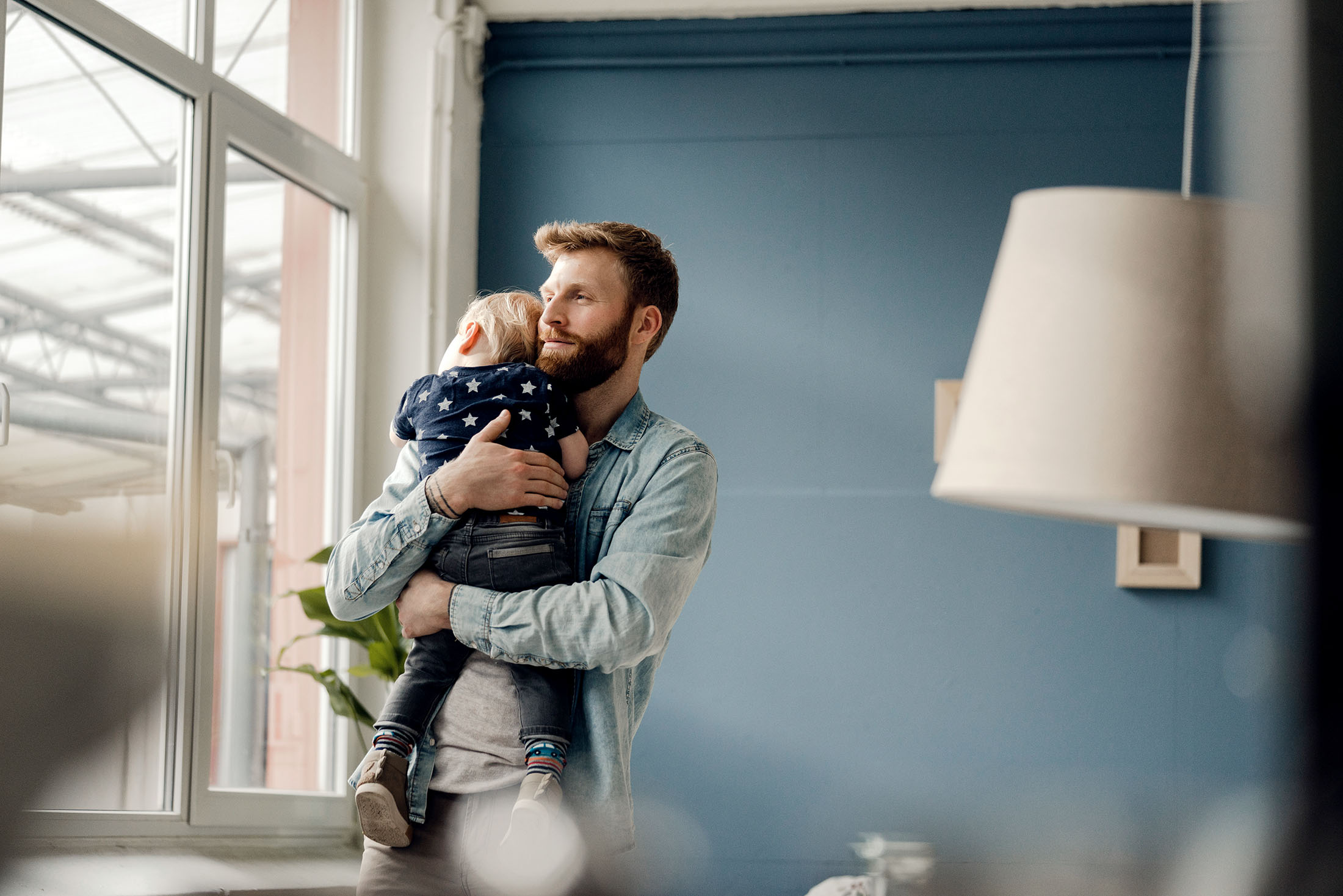 Vater verbringt Zeit mit seinem Sohn Zuhause