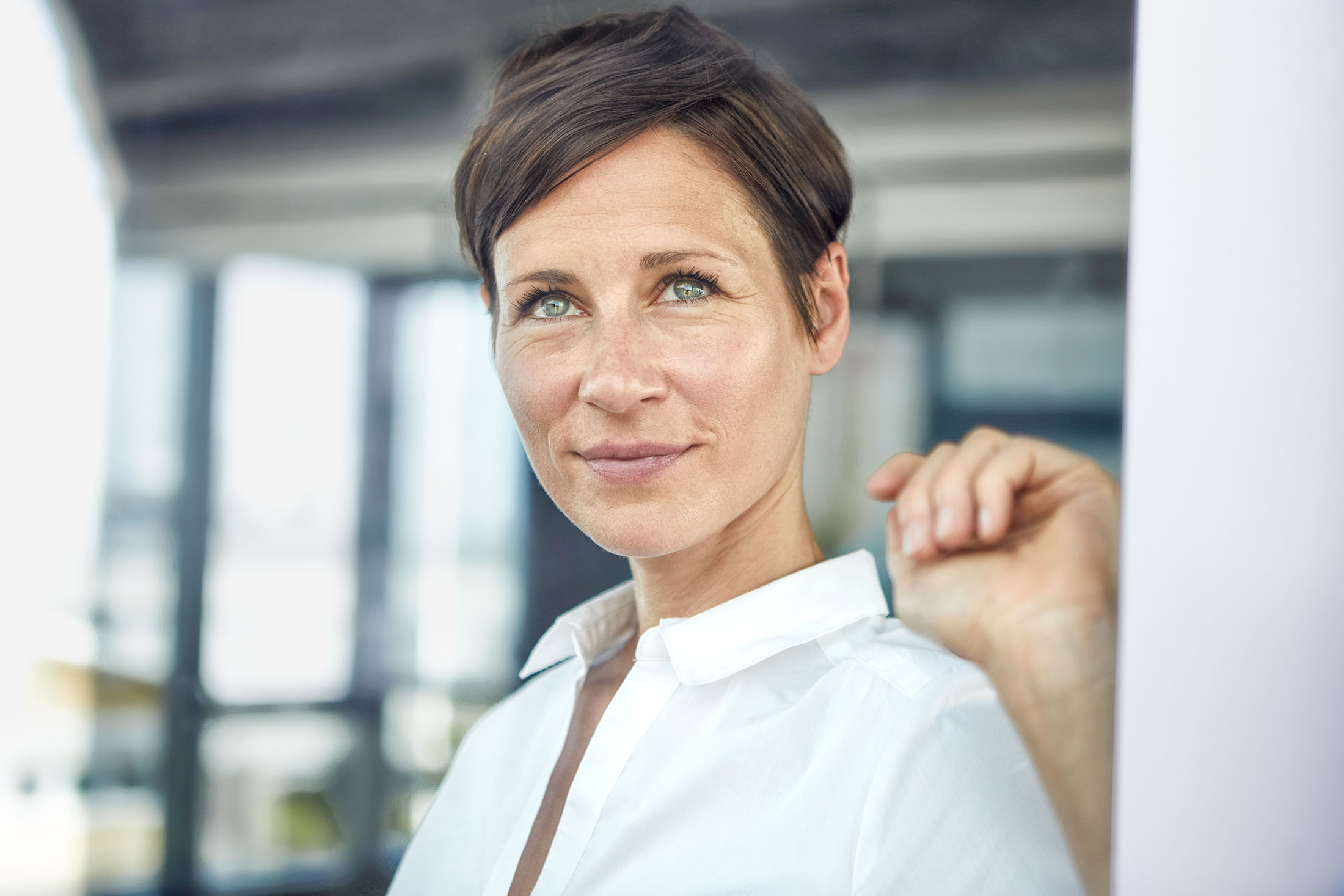 Portrait einer lächelnden Geschäftsfrau im Büro