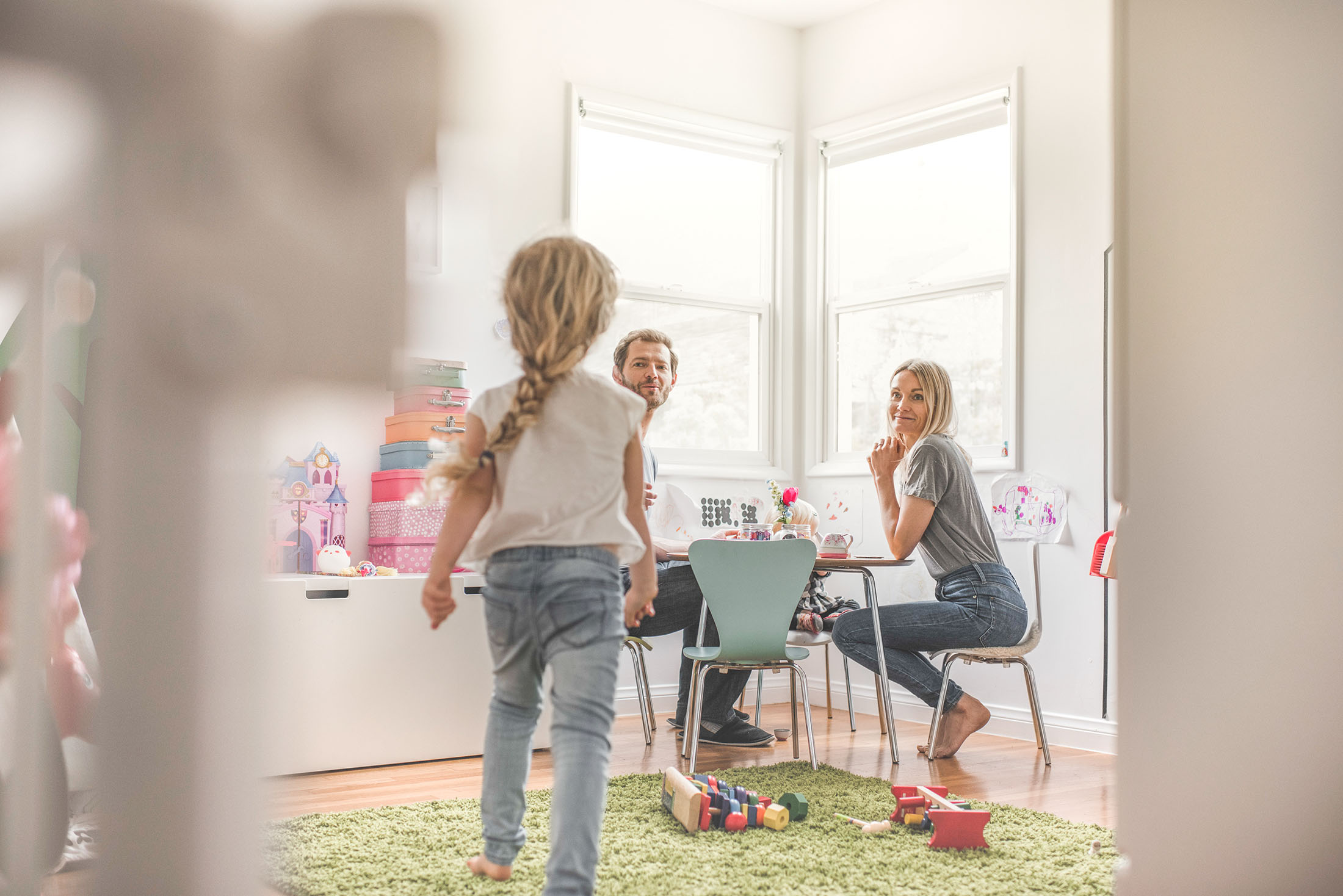 Eltern haben eine Teeparty mit ihrer Tochter im Spielzimmer