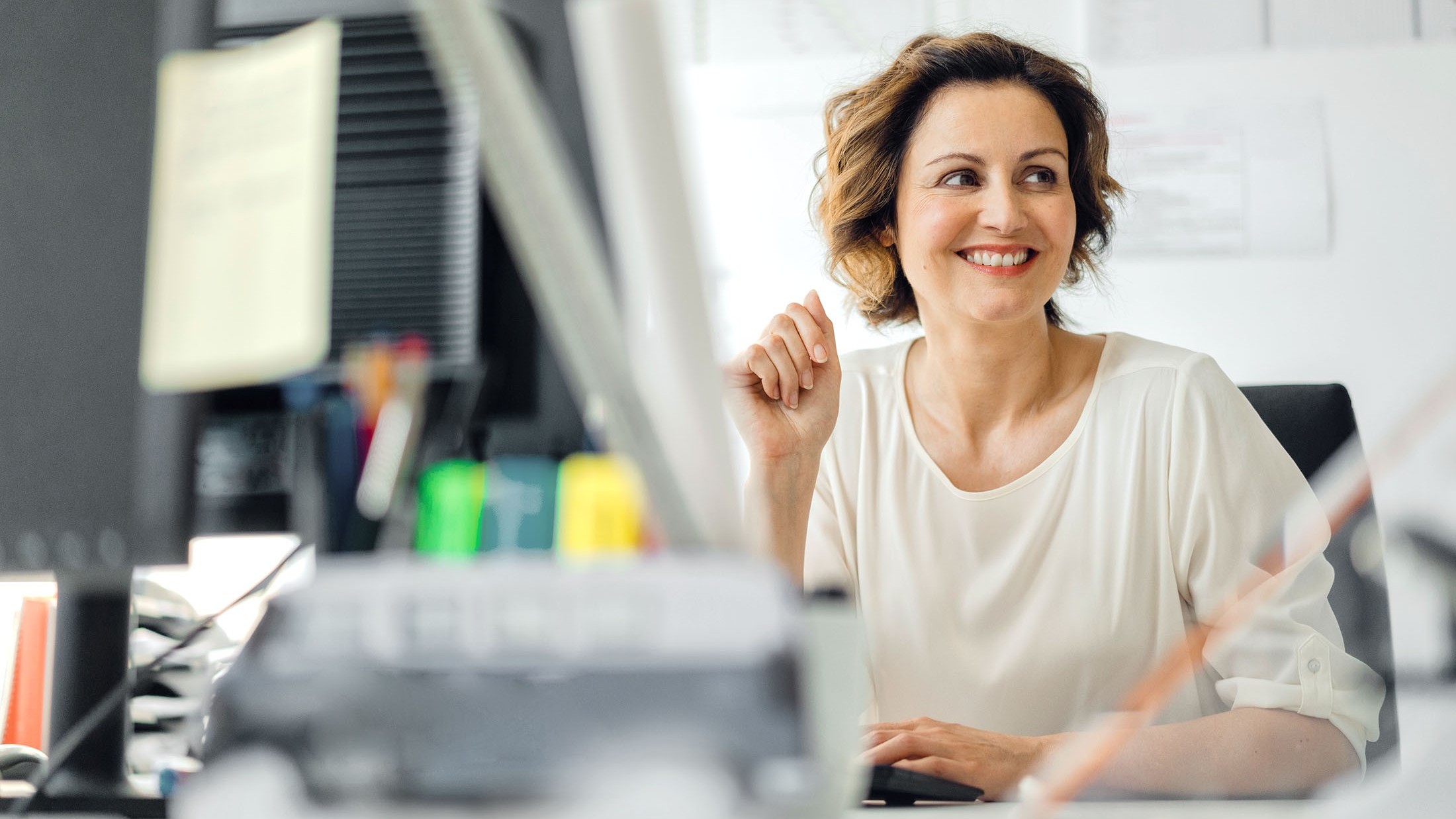 Geschäftsfrau arbeitet im Büro an ihrem Schreibtisch