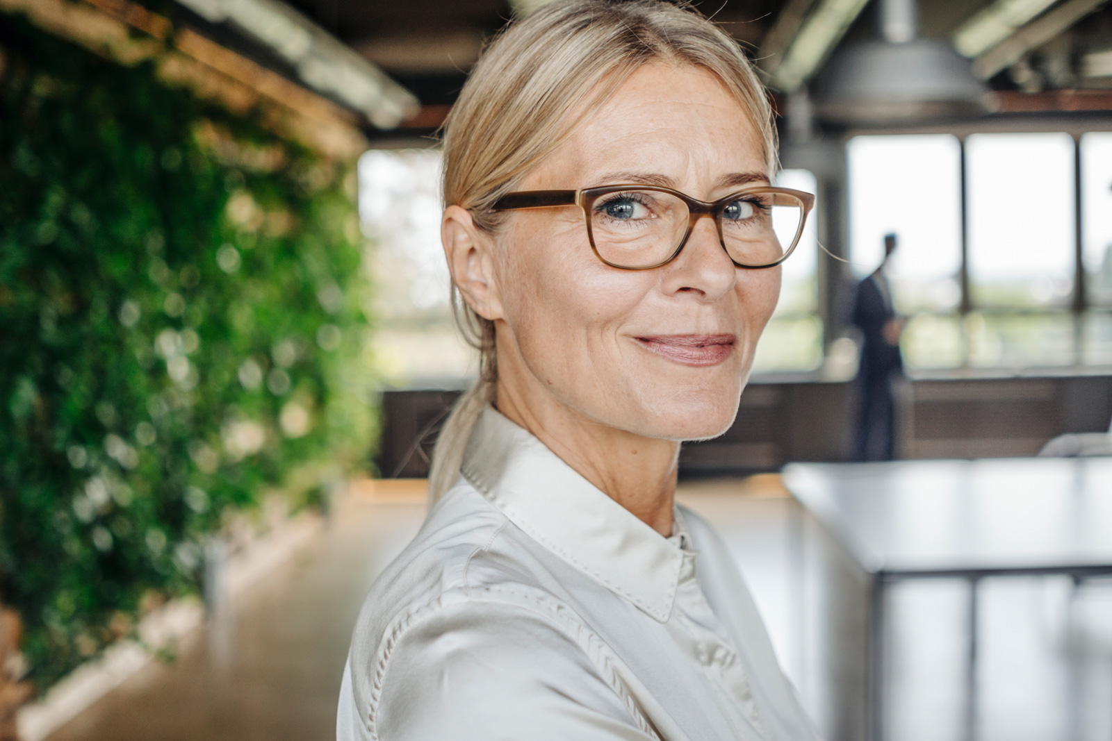 Portrait einer selbstbewussten Geschäftsfrau im Büro