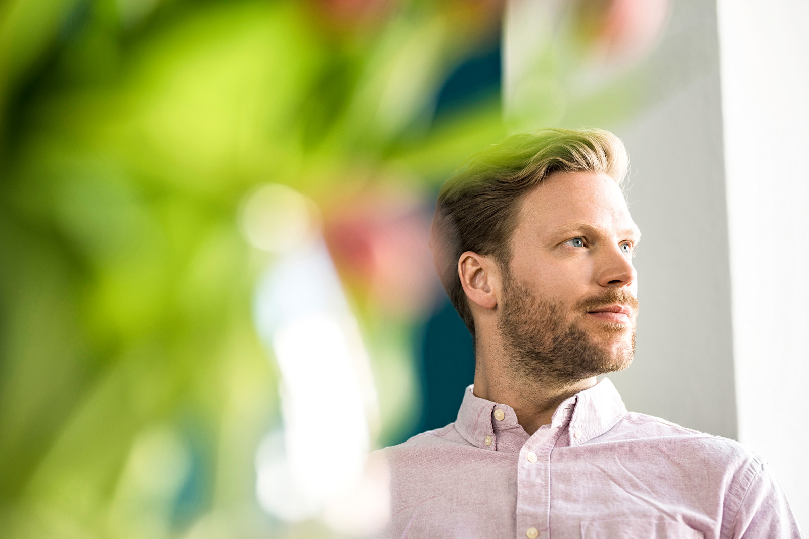 Portrait von Mann mit Bart weg schauend