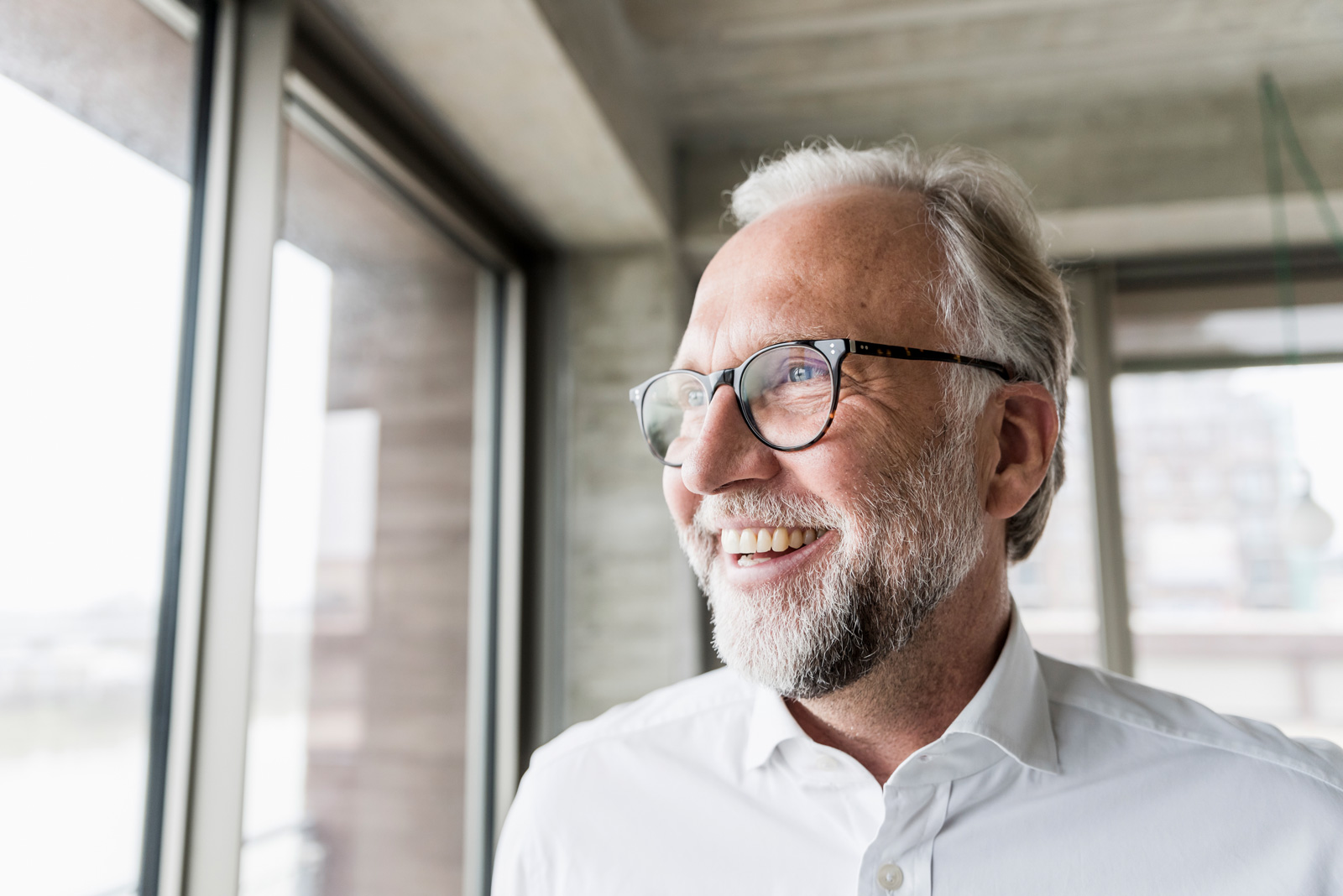 Portrait von einem glücklichen älterem Geschäftsmann